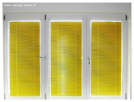 Żaluzje okienne żółte - wersja zintegrowana na ramie okiennej z prowadzeniem bocznym na żyłkach